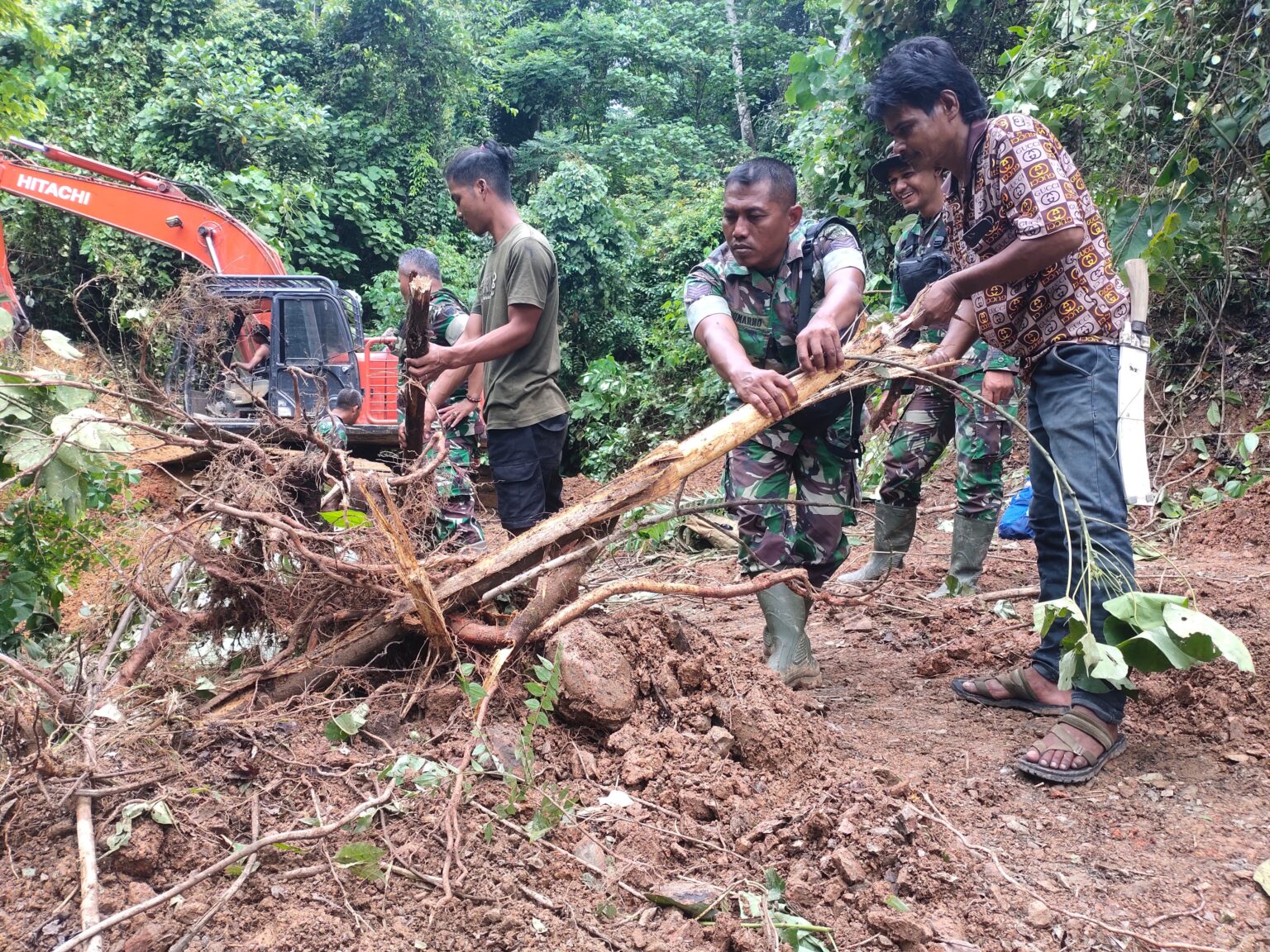 TNI Buka Jalur Menuju Makam Cut Meutia Di Aceh Utara