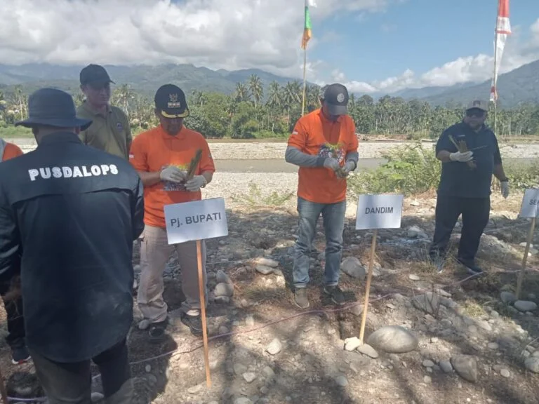 Bersama Prokofimda, Pj Bupati Menanam Rumput Vitiver