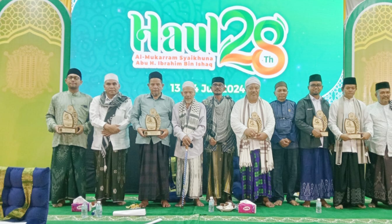 Abu Athaillah Ulee Titi dan 9 Alumni Terima Anugerah BUDI