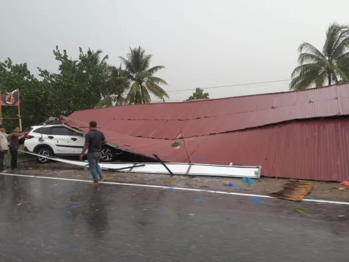 Diterjang Angin Kencang Ratusan Bangunan di Aceh Utara Rusak