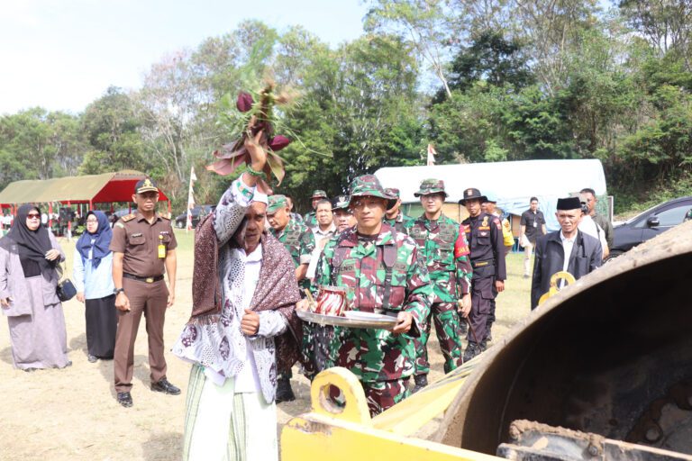 Jelang Pelaksanaan TMMD Ke-121, PJ Bupati Pesejuk Alat Berat