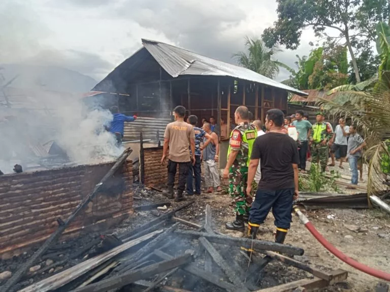 Dua Unit Rumah Hangus Terbakar Diduga Konsleting Listrik