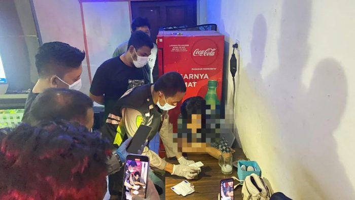 Pengunjung Cafe dan Warnet di Bireuen Dicek Urine