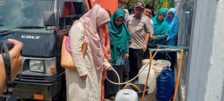 Pj Ketua PKK Aceh dan Aceh Besar Salurkan Bantuan Air Bersih