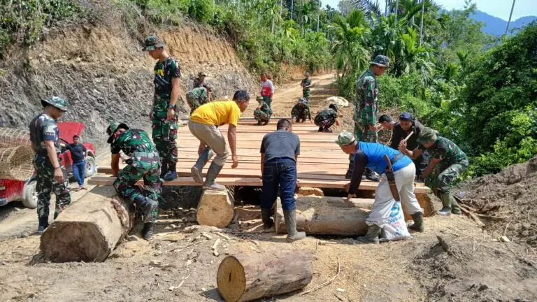 Satgas TMMD Bangun Lima Jembatan Penghubung Desa Terisolir