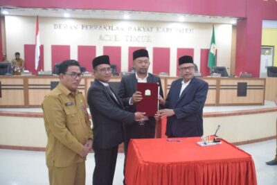 Sekda Aceh Timur Serahkan RAPBK 2025