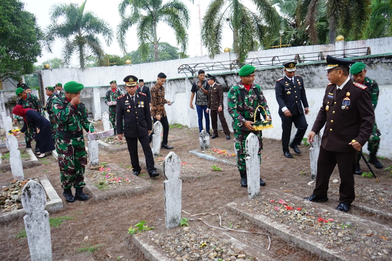 Mrmperimgati HUT RI Ke 79  Kodim 0117/ACEH Tamiang Bersama Forkopimda Upacara Ziarah Makam Pahlawan 