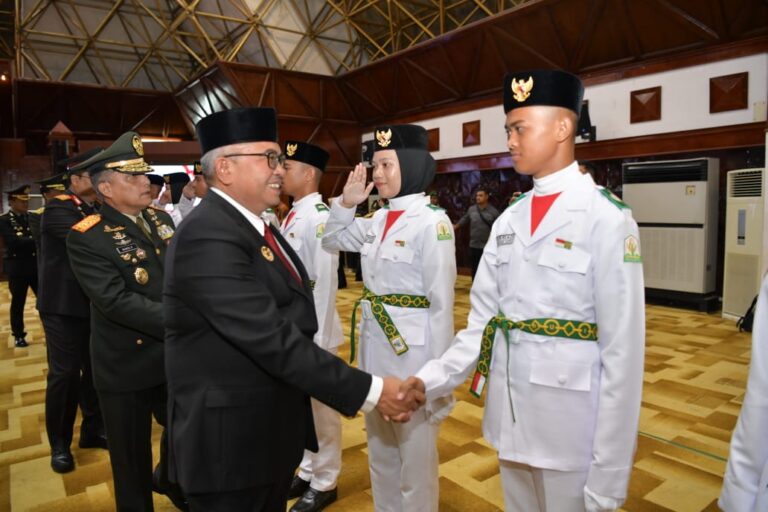 Pj Gubernur Bustami Kukuhkan Paskibraka Aceh