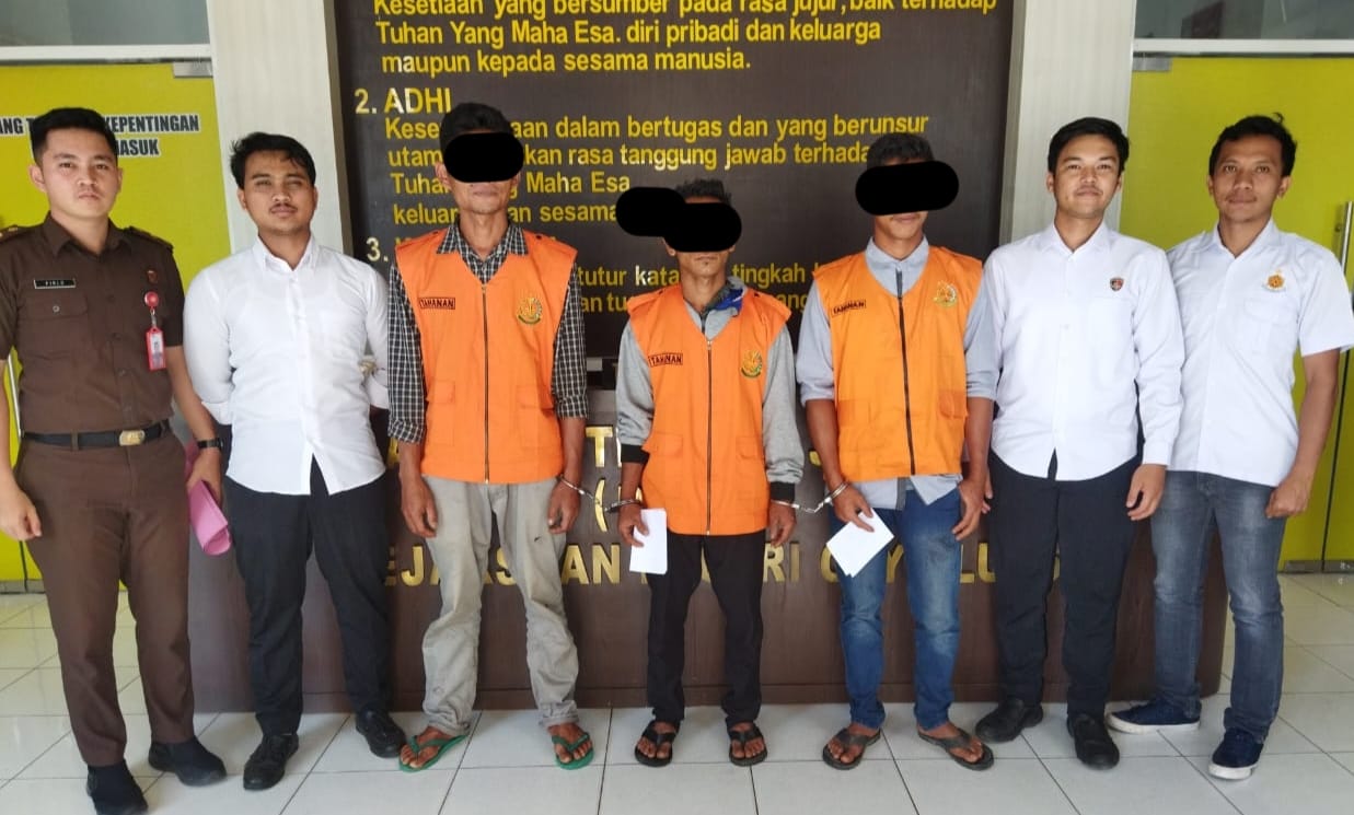 Polisi Serahkan Tiga Tersangka Ke Jaksa