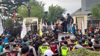 Ribuan Mahasiswa Kepung Gedung DPRA