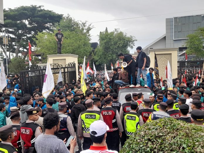 Ribuan Mahasiswa Kepung Gedung DPRA