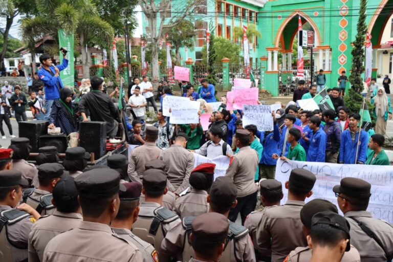 Aliansi Mahasiswa Aceh Tengah Unjuk Rasa di Kantor DPRK