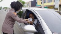 Polwan Polres Pidie Bagikan Souvenir Dan Coklat Untuk