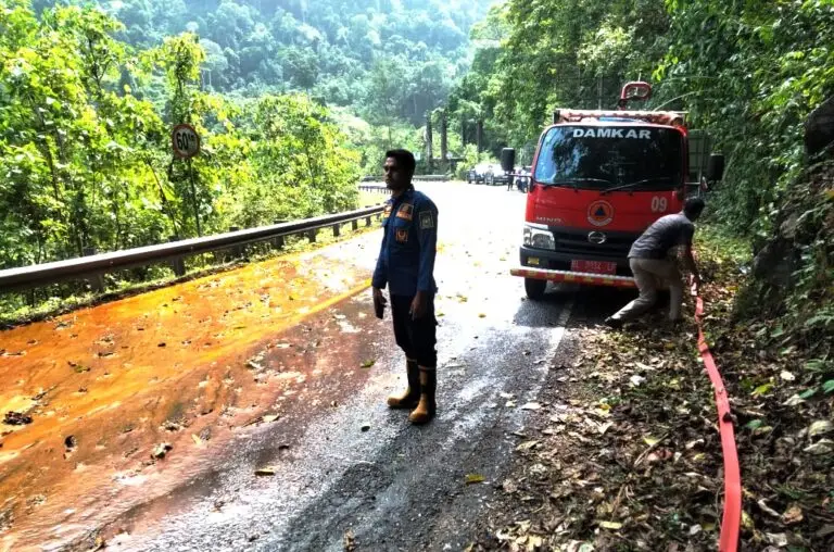 Jalan Geurutee Ditutup Sementara Akibat Tumpahan CPO