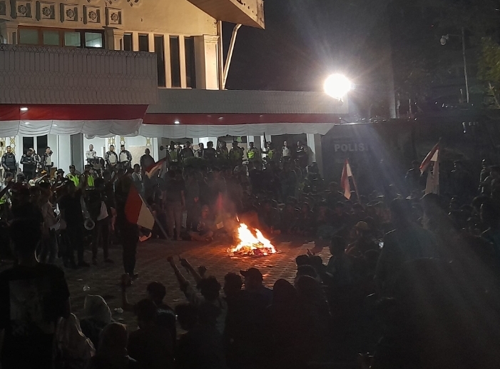 Hingga Malam Ini, Mahasiswa Masih Bertahan di Gedung DPRA