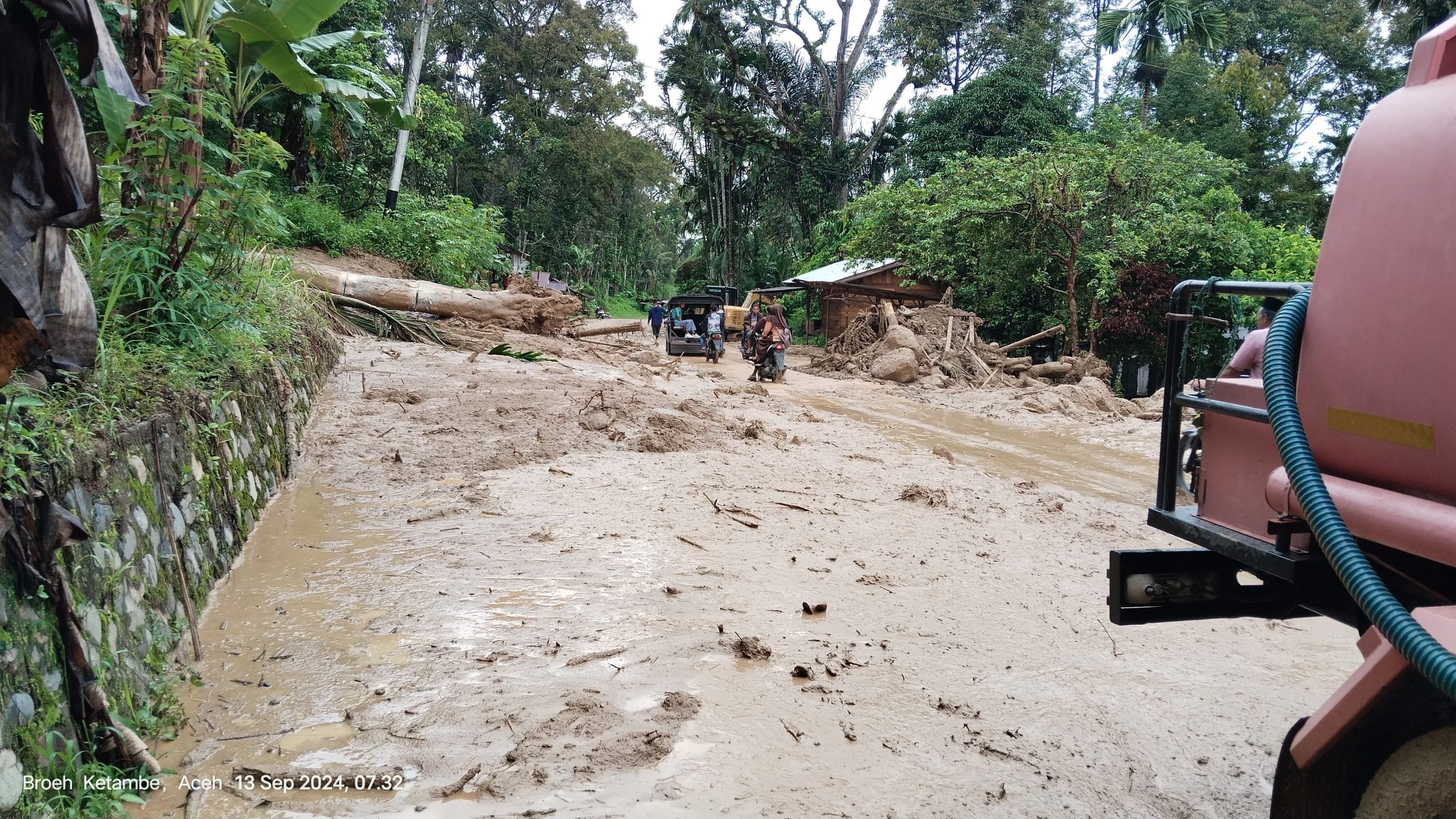 Longsor Tutup Sebagian Jalan Lintas Nasional