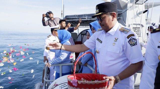 Pj Wali Kota Lhokseumawe hadiri Upacara Tabur Bunga Peringati HUT TNI AL ke-79 di Lhokseumawe