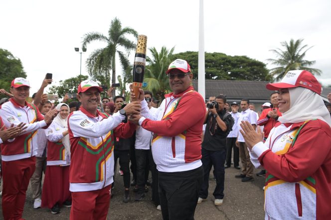 Finish, Pj Gubernur Safrizal Terima Obor Api PON