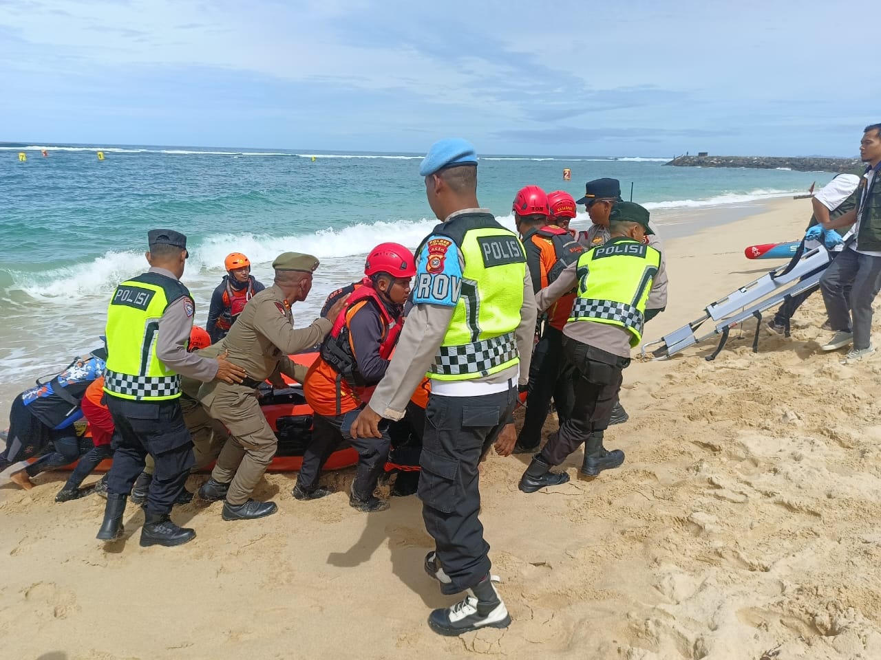 Pemancing Tewas Usai Dihempas Ombak di Pantai Riting