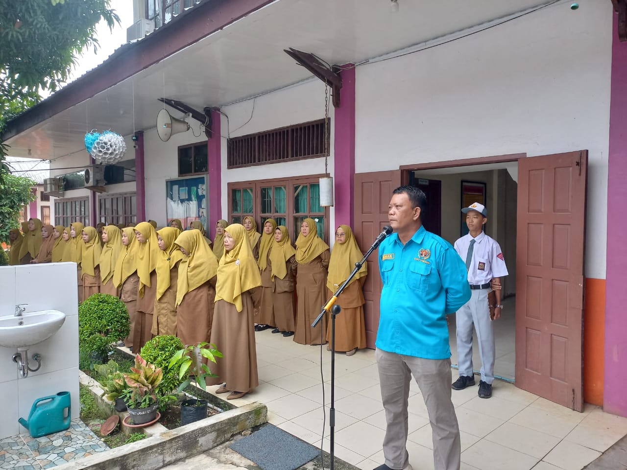 Ketua PWI Aceh Tamiang Menjadi Pembina Upacara Di SMK Negeri 3