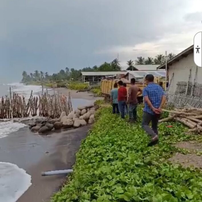 M. JAFAR ST tinjau Abrasi akibat Gelombang Besar