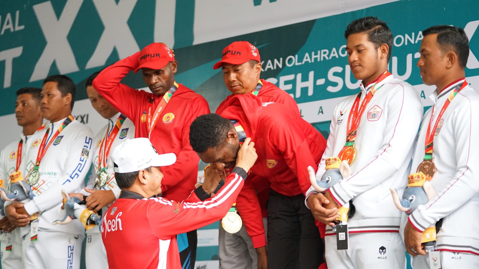 Dr. Yusrizal Serahkan Medali untuk Juara Cabor Menembak