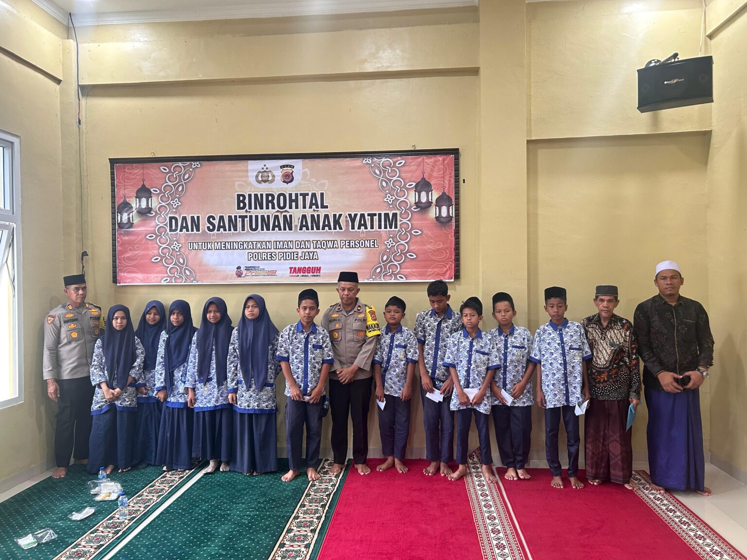 Wakapolres Pijay Santuni Anak Yatim di Mushalla Polres