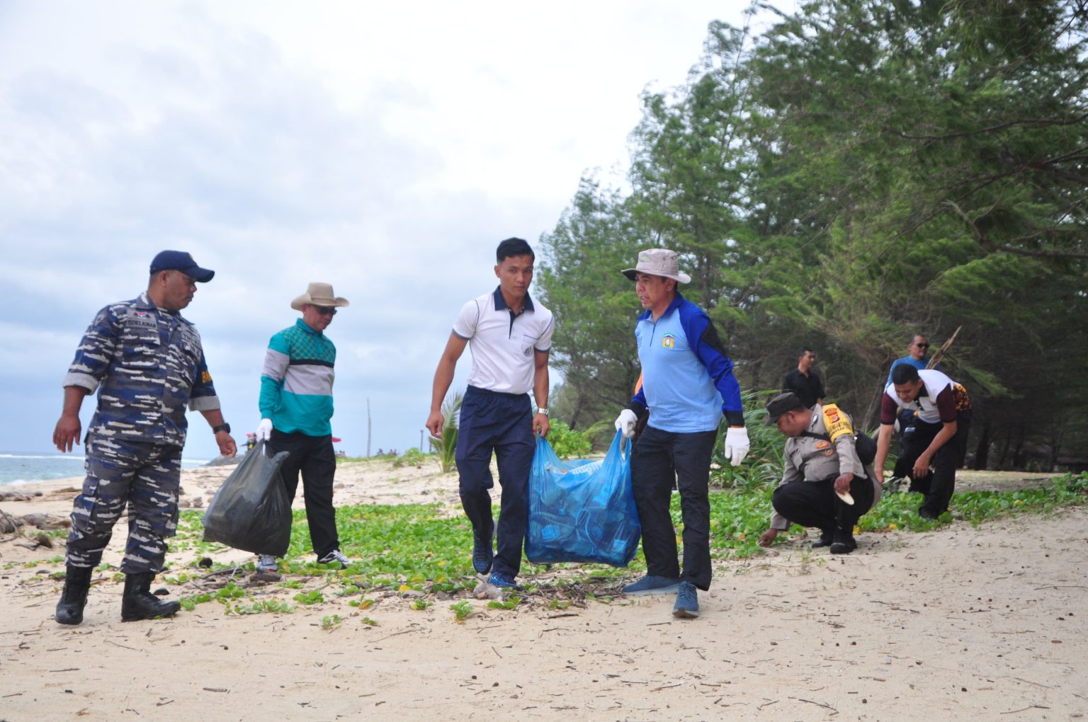 ASN Gelar Aksi 1 Jam Pungut Sampah di Venue PON XXI