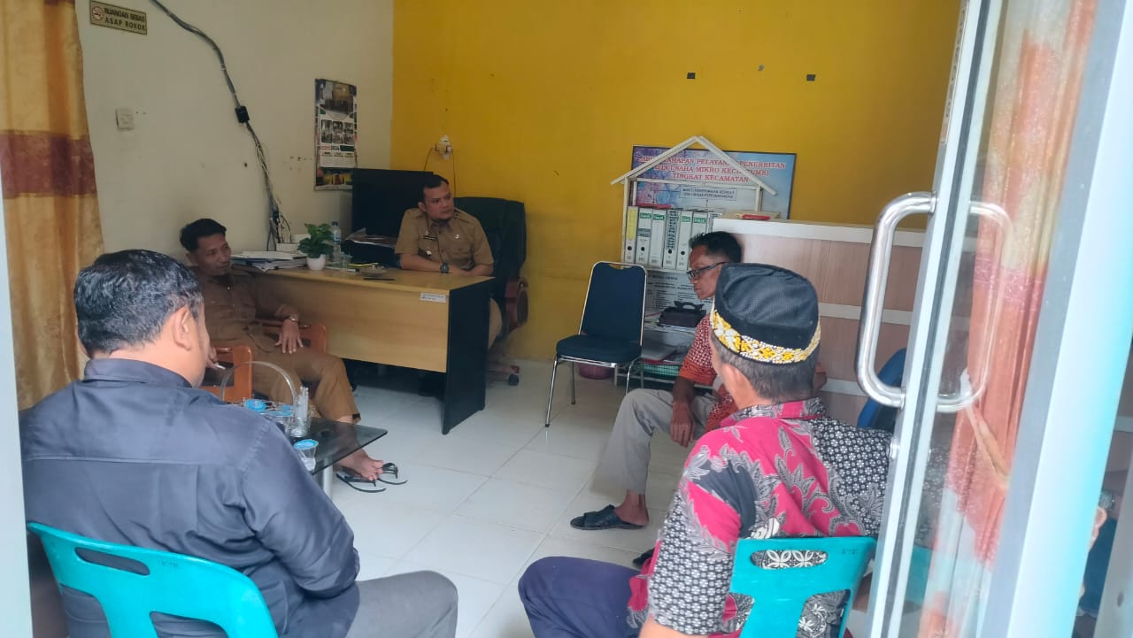 Masyarakat Gunung Pandan Temui Camat Tenggulun