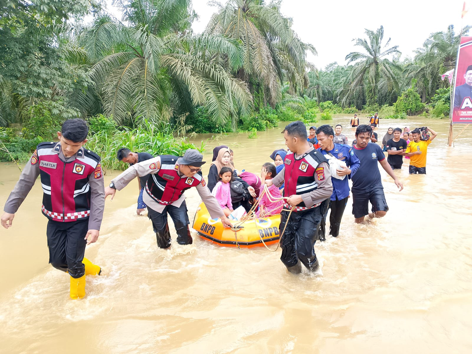 Samapta Polres Bantu Evakuasi Masyarakat Korban Banjir