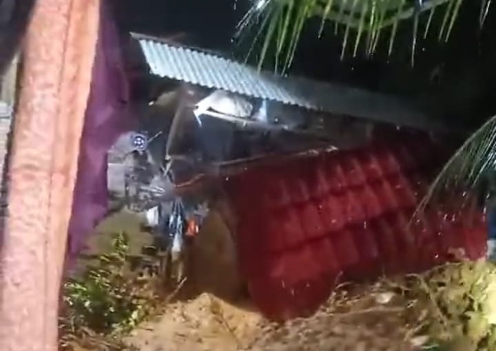 Rumah Warga Tertimpa Tanah Longsor Saat Banjir