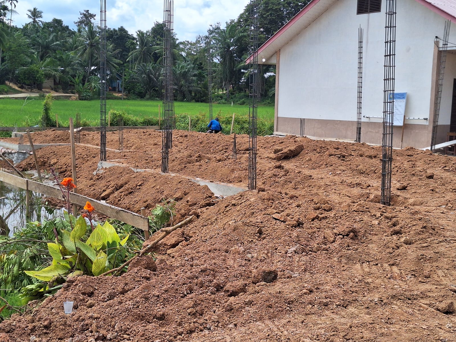 Proyek Rehabilitasi ruang kelas di SMA 1 Banda Alam, diduga menggunakan material galian c ilegal.