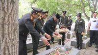 Pj Gubernur Safrizal Tabur Bunga di Taman Makam Pahlawan