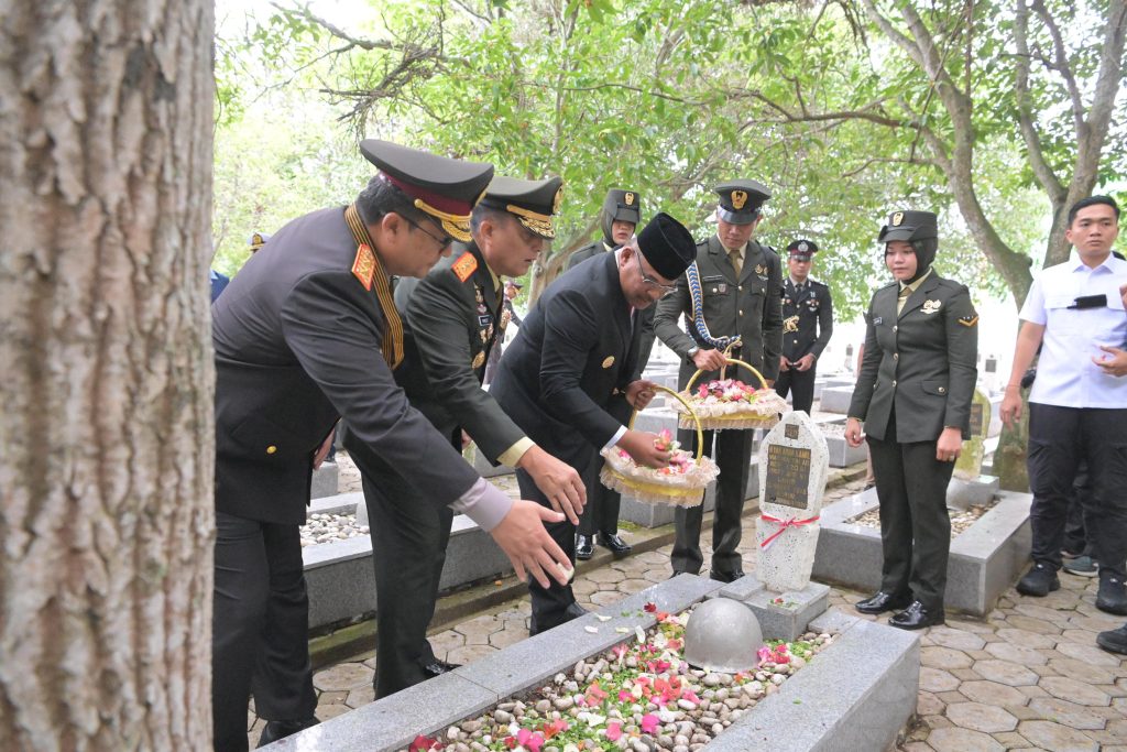 Pj Gubernur Safrizal Tabur Bunga di Taman Makam Pahlawan