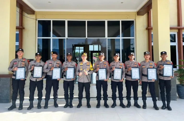 Kapolres Pidie Jaya Berikan Penghargaan kepada Personel