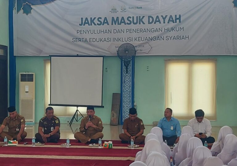 Kejati Aceh Gelar Penyuluhan Hukum di Dayah MUQ Pagar Air