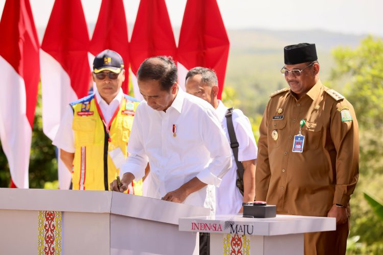 Pj Gubernur Safrizal Dampingi Presiden Jokowi