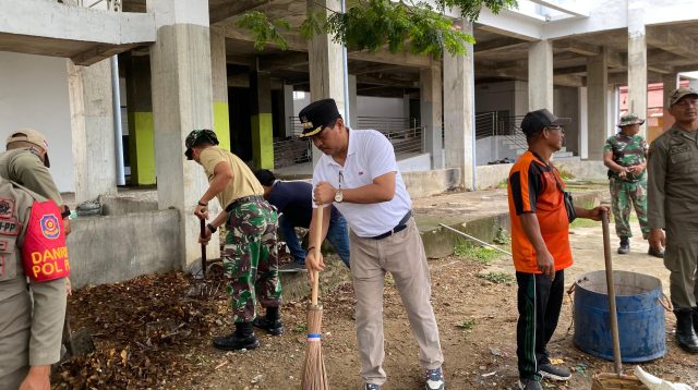 Pj Wali Kota Lhokseumawe Hanan Pimpin Aksi Bersih Dalam Upaya Fungsikan MPP