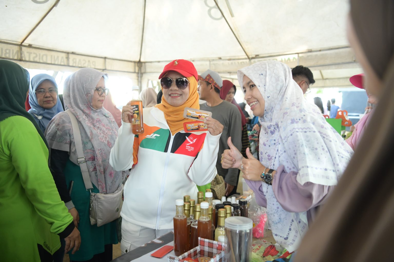 Pj Ketua PKK Aceh Tinjau dan Berbelanja di Pasar Tani