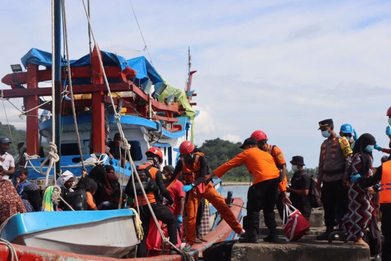 Polres Aceh Selatan Bantu Proses Evakuasi Etnis Rohingya