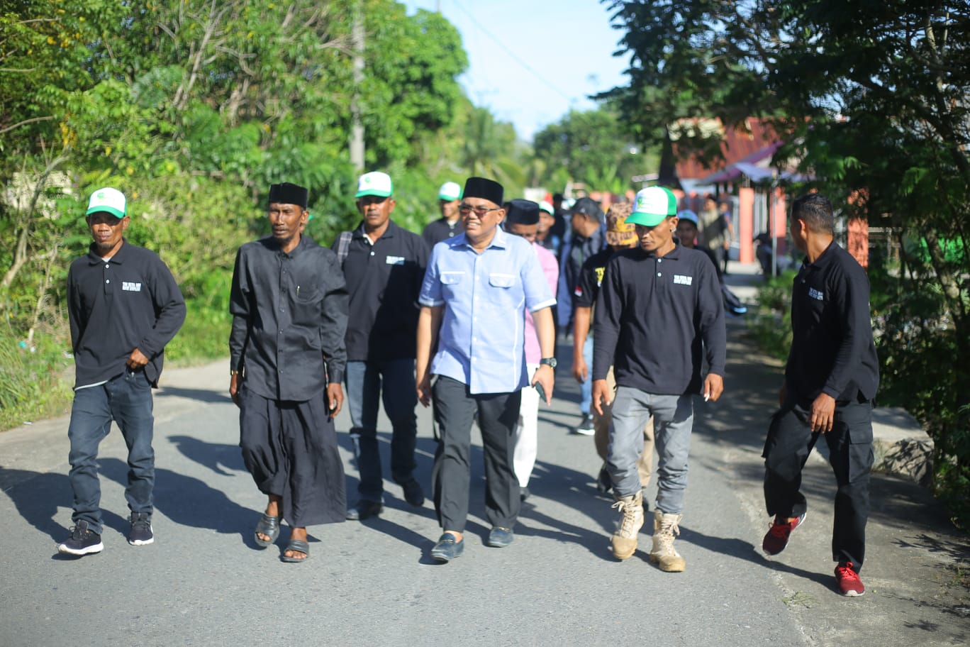 Tgk Musannif Berikan 20 Beasiswa dan bantu Belasan Gampong Pulo Aceh