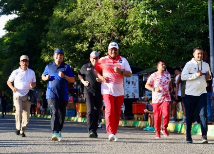 Pj Gubernur Kalungkan Medali untuk Juara Run For Resilience