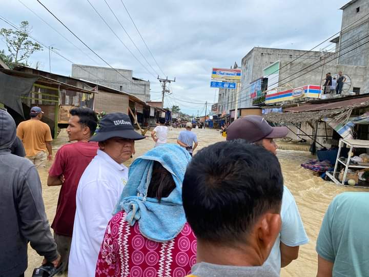 TANGGUL SERUWAY JEBOL, PJ. BUPATI ASRA PERINTAHKAN EVAKUASI WARGA DAN DIRIKAN DAPUR UMUM