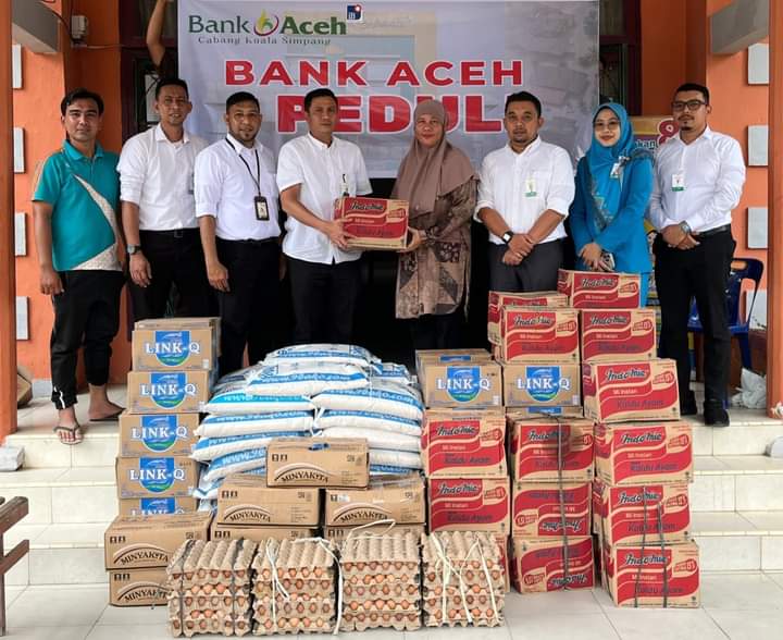 PENANGANAN BANJIR, PEMKAB ACEH TAMIANG TERIMA BANTUAN SEMBAKO DARI BANK ACEH