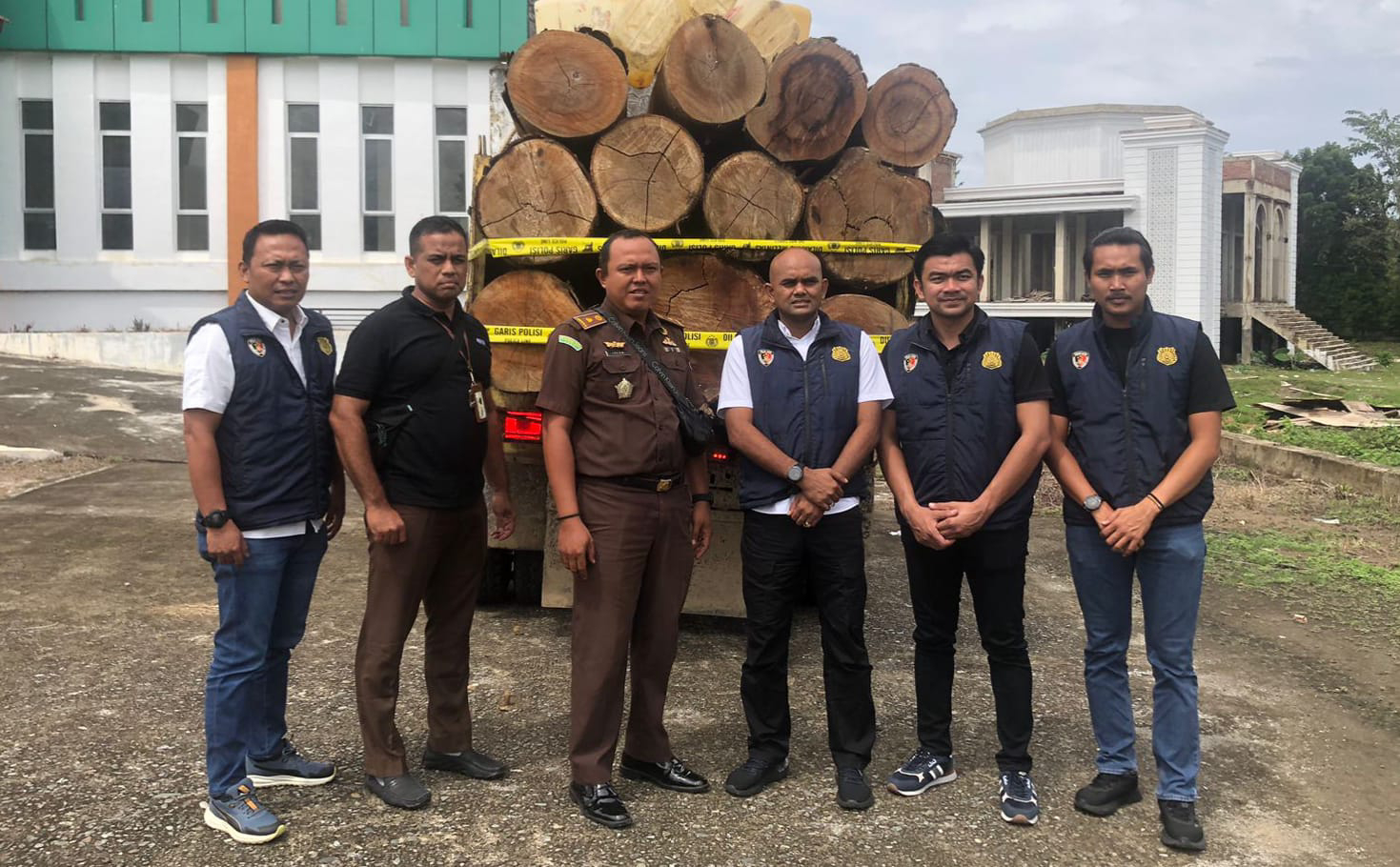 Penyidik Polda Aceh Serahkan Dua Tersangka Illegal Logging