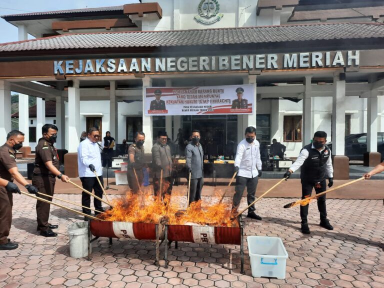 Kejaksaan Bener Meriah Musnahkan Barang Bukti Tindak Pidana