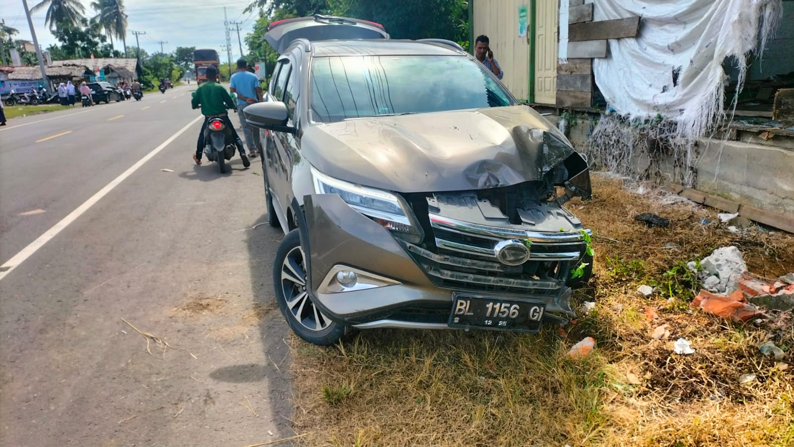 Terios Seruduk Warung Warga di Pidie Jaya