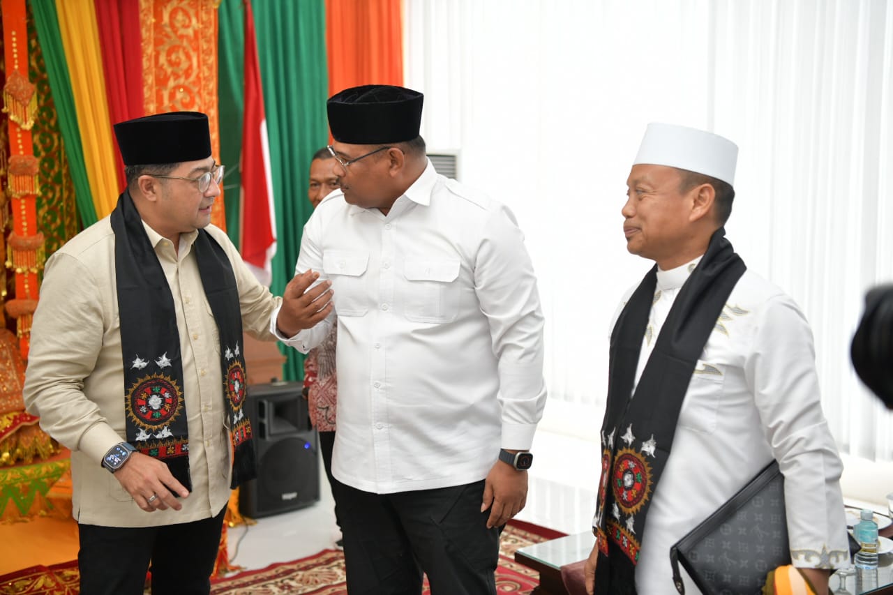 Pj Gubernur Safrizal Peusijuek Menteri Ekraf