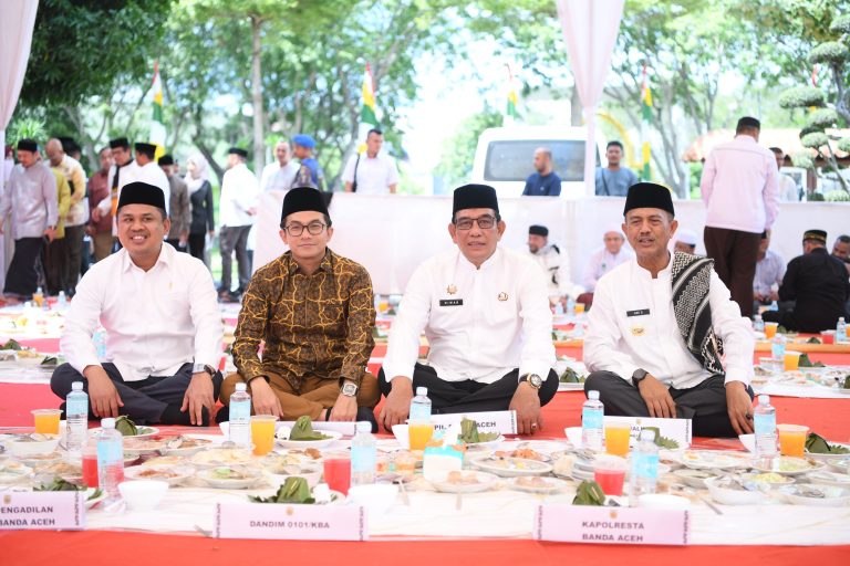 Plt Sekda Aceh Bersama Pj Ketua PKK Hadiri Maulid