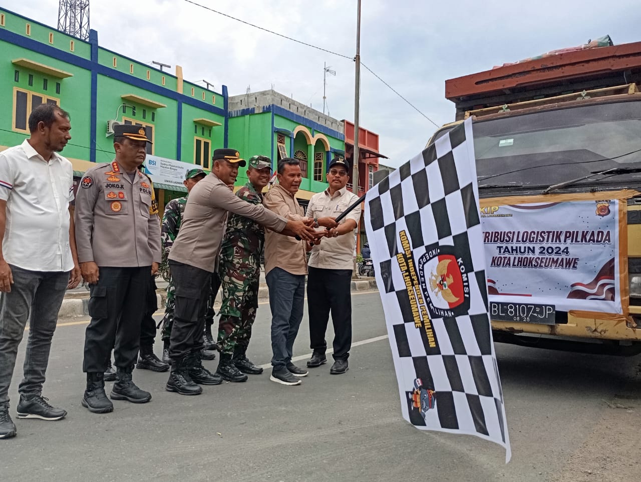 KIP Lhokseumawe Beserta Forkopimda Resmi Lepas Distribusi Logistik Pilkada Serentak 2024